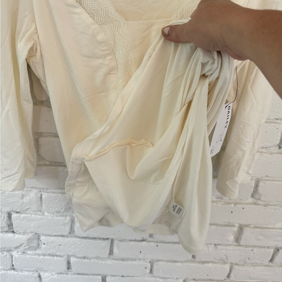 Bailey 44 Top - Crème Color & Sequins/Lace Design - Size XL - Picture 8 of 10